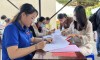 Nhiều cán bộ, nhân viên y tế đăng ký tham gia chương trình hiến máu tình nguyện. (Ảnh: Thu Loan)