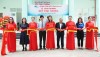 Ảnh: Đại diện lãnh đạo Sở Y tế, Bệnh viện Mắt và đơn vị liên quan cắt băng khai trương. (Ảnh Thu Hiền)