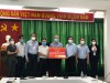 Đồng chí Bí thư Tỉnh ủy cùng Đoàn công tác trao quà cho lực lượng y tế tuyến đầu phòng, chống dịch Covid-19 (Ảnh: Thu Phương)