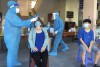 Người dân phường Trần Hưng Đạo nghiêm túc thực hiện test nhanh trong 48 giờ phòng tỏa tạm thời.