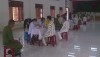 Cảnh lấy máu xét nghiệm phạm nhân tại trại giam Kim Sơn