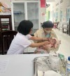 Nhân viên y tế cho trẻ uống vitamin A tại Trạm y tế phường Quy Nhơn Nam.( Ảnh Thu Hiền)