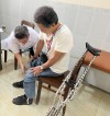 Ảnh: Người khuyết tật được khám chỉ định dụng cụ chỉnh hình tại Bệnh viện Chỉnh hình và PHCN Quy Nhơn (ảnh Thu Hiền)
