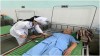 Đo huyết áp cho người bệnh tại Bệnh viện Tâm thần Quy Nhơn (Ảnh: Thu Phương)
