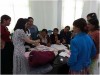 Cán bộ y tế hướng dẫn cách chăm sóc trẻ sơ sinh cho các bà mẹ  có con nhỏ (Ảnh: Thu Phương)