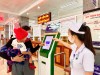 Cán bộ y tế Bệnh viện Nhi Gia Lai hướng dẫn bệnh nhân đăng ký khám bệnh bằng hệ thống y tế thông minh.