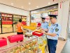 Lực lượng chức năng kiểm tra nguồn gốc xuất xứ và nhãn mác các mặt hàng thực phẩm phục vụ Tết Trung thu.