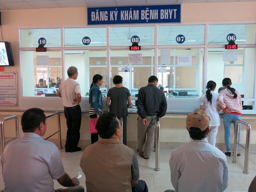Người bệnh đăng ký khám bảo hiểm y tế tại Khoa khám bệnh Bệnh viện Đa khoa tỉnh.