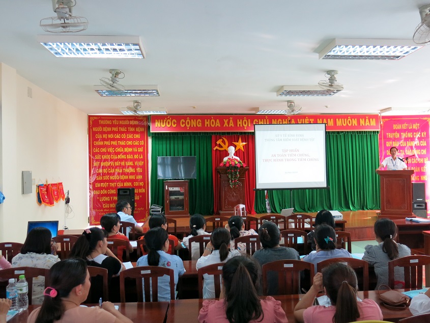 Ông Bùi Ngọc Lân   Giám đốc Trung tâm Kiểm soát bệnh tật tỉnh phát biểu tại buổi tập huấn