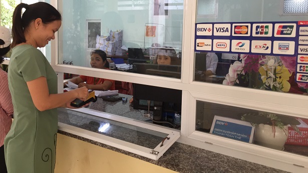 Thanh toán viện phí không dùng tiền mặt đem lại lợi ích cho cả Bệnh viện và người dân