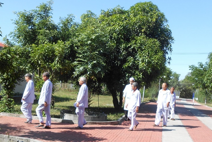 Hoạt động thể lực giúp người cao tuổi tăng cường sức khỏe để sống vui, sống khỏe, sống có ích và phòng chống dịch bệnh (Ảnh Văn Hớn)