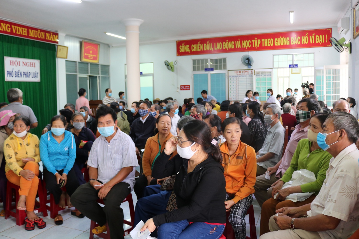 Người bệnh ĐTĐ chờ khám mắt để phát hiện sớm bệnh võng mạc ĐTĐ (ảnh Thu Hiền)