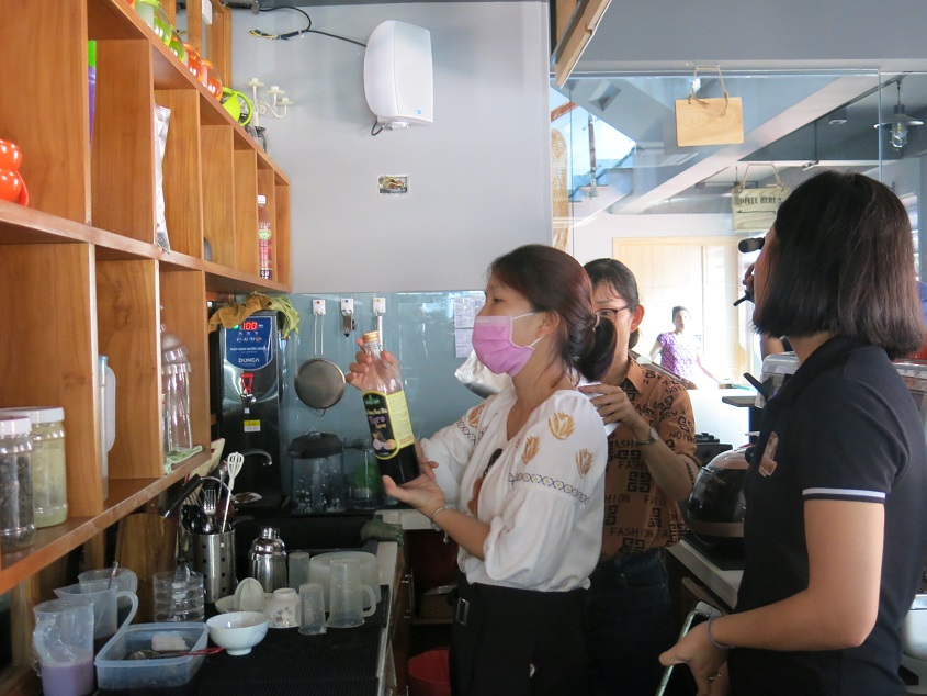 Đoàn kiểm tra liên ngành an toàn vệ sinh thực phẩm thành     phố kiểm tra tại một cơ sở kinh doanh thực phẩm (Ảnh: Thu Phương)