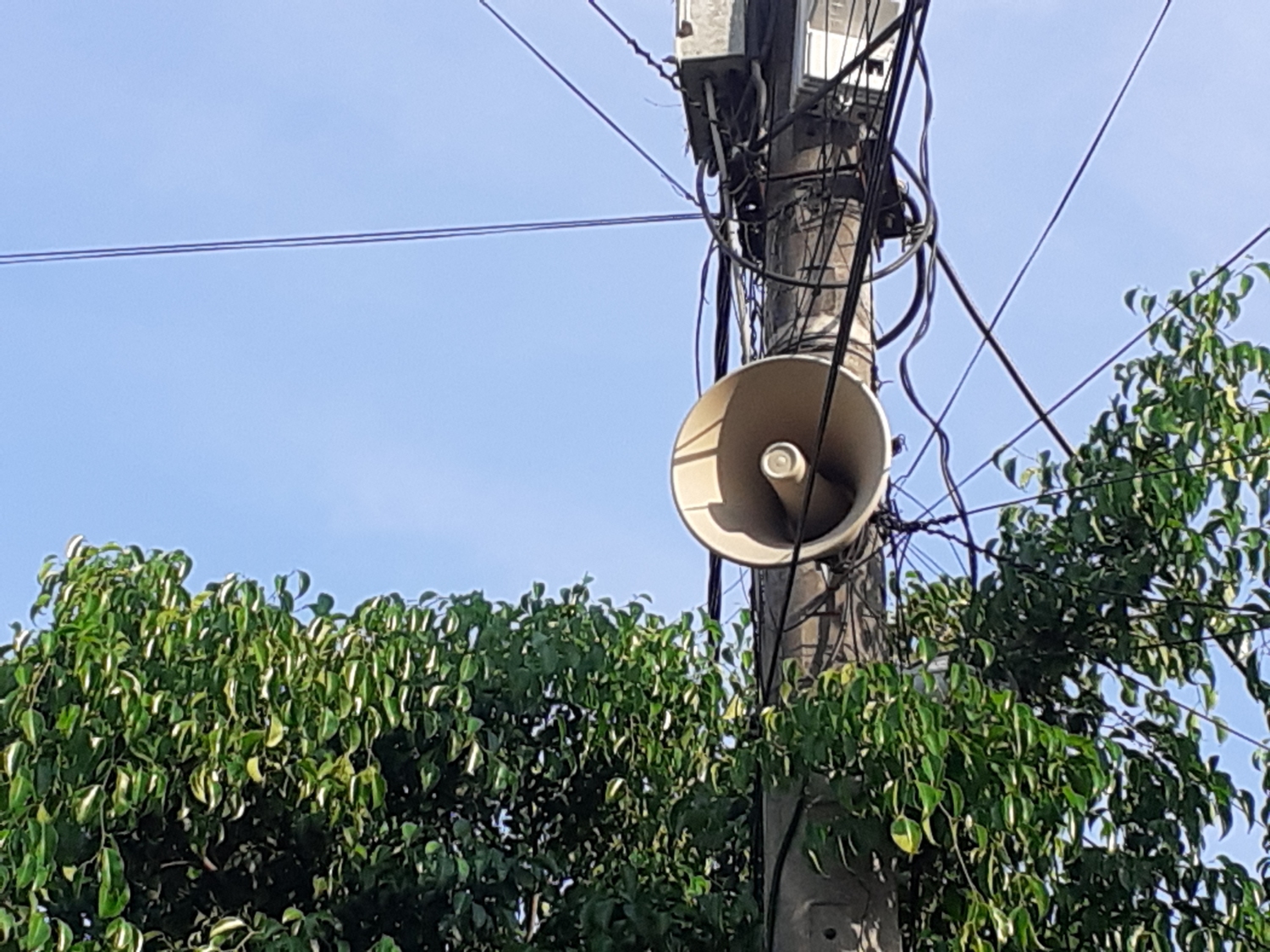 Loa truyền thanh Đài cơ sở góp phần tuyên truyền phòng chống dịch COvid 19, trên địa bàn huyện Phù Cát. Ảnh Thế Hà