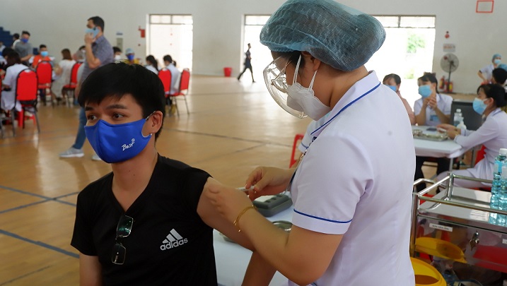 Cán bộ y tế tiêm vắc xin phòng Covid-19 đợt 3 cho các đối tượng liên quan trên địa bàn thành phố Quy Nhơn (Ảnh Thu Phương)