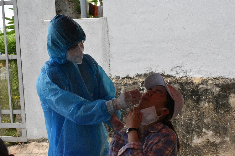 Xét nghiệm test nhanh kháng nguyên SARS-CoV-2 theo quy định cho người dân trên địa bàn thị xã Hoài Nhơn (Ảnh Xuân Phước)