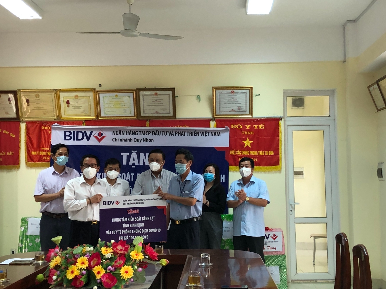 Quang cảnh buổi trao quà hỗ trợ phòng chống dịch Covid-19 tại Trung tâm Kiểm soát bệnh tật tỉnh (Ảnh: Thu Phương)
