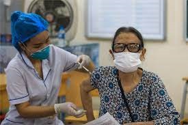 Những điều người cao tuổi cần nắm rõ trước và trong khi tiêm vắc-xin phòng COVID-19