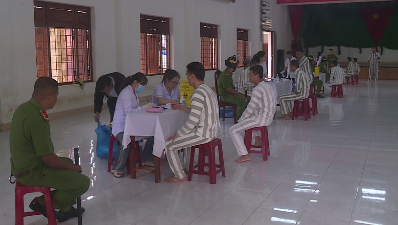 Cảnh lấy máu xét nghiệm phạm nhân tại trại giam Kim Sơn