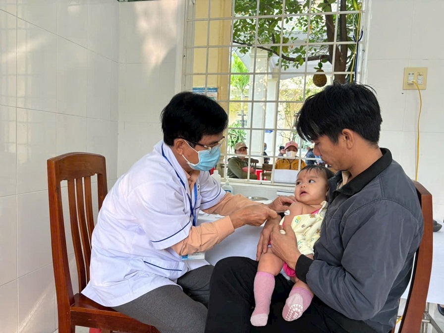 Tiêm phòng cúm giúp phòng bệnh hiệu quả (Ảnh: Thu Phương)