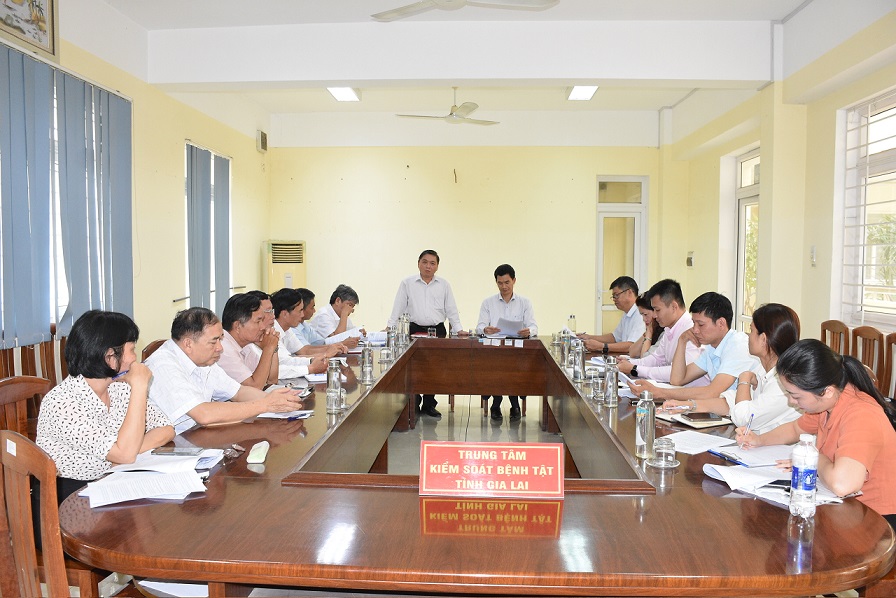 Đoàn công tác Viện Vệ sinh Dịch tễ Tây Nguyên làm việc với Sở Y tế, Trung tâm Kiểm soát bệnh tật và BVĐK tỉnh. (Ảnh Thu Hiền).