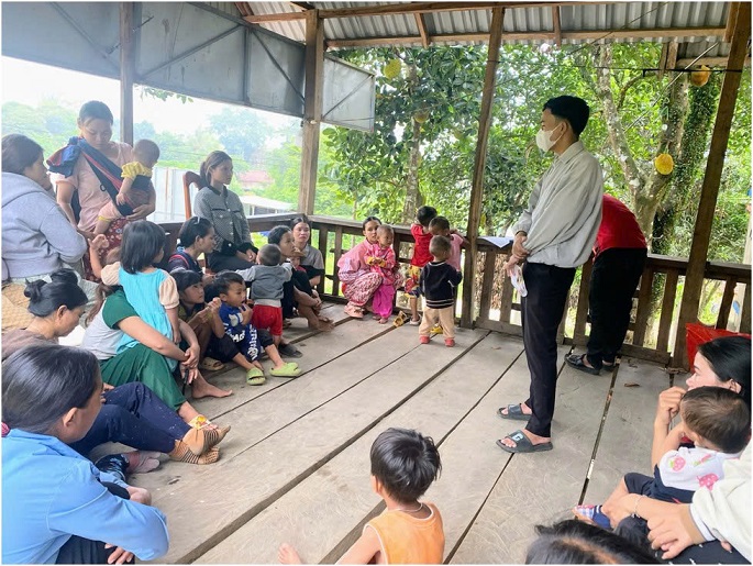 Cán bộ y tế truyền thông, hướng dẫn các bà mẹ những nội dung cơ bản về chăm sóc thiết yếu cho bà mẹ và trẻ em. (Ảnh: Thu Loan).