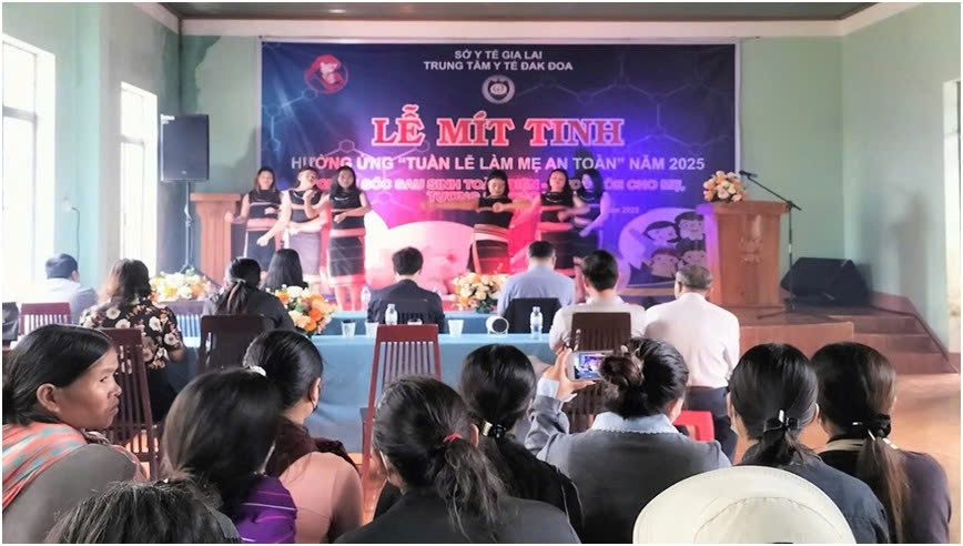 Quang cảnh Lễ Phát động Chiến dịch Tuần lễ “Làm mẹ an toàn” năm 2025 tại xã Ia Băng . Hình ảnh: Nguyễn Chung.