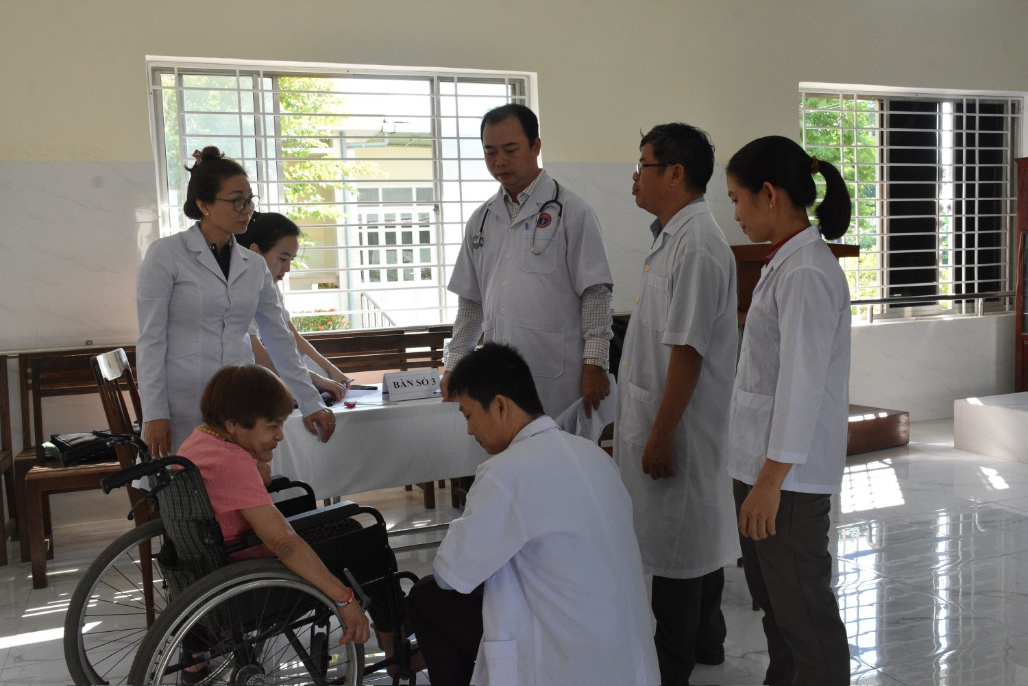 Cán bộ dự án tham gia khám sàng lọc và đánh giá các chức năng vận động ở người khuyết tật tại  Trung tâm Công tác xã hội và Bảo trợ xã hội An Nhơn. (Ảnh Thu Hiền)