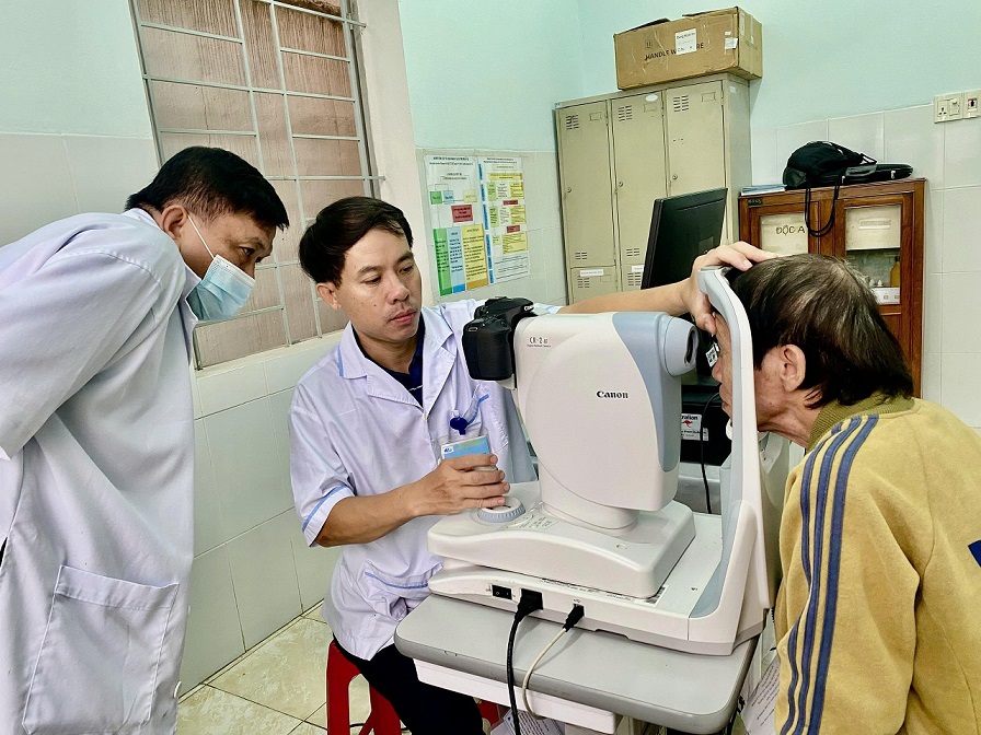 Bác sĩ Bệnh viện Mắt tỉnh Gia Lai thăm khám mắt cho người cao tuổi tại TYT phường An Khê (Ảnh: Thu Loan);