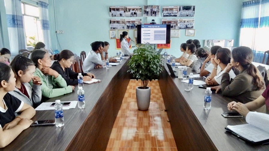 Bs. Ngô Thị Thương, Trung tâm Kiểm soát bệnh tật đang giới thiệu các lợi ích của vắc-xin (Ảnh: CTV)
