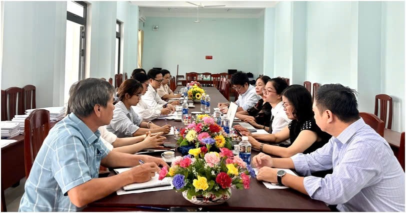Đoàn công tác làm việc tại Trung  tâm Y tế Quy Nhơn (Ảnh: Thu Phương)