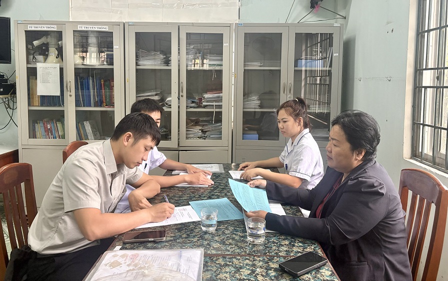 Đoàn Giám sát của Trung tâm Kiểm soát bệnh tật tỉnh Gia Lai làm việc tại Trạm Y tế phường Quy Nhơn Bắc (Ảnh: Thu Phương)