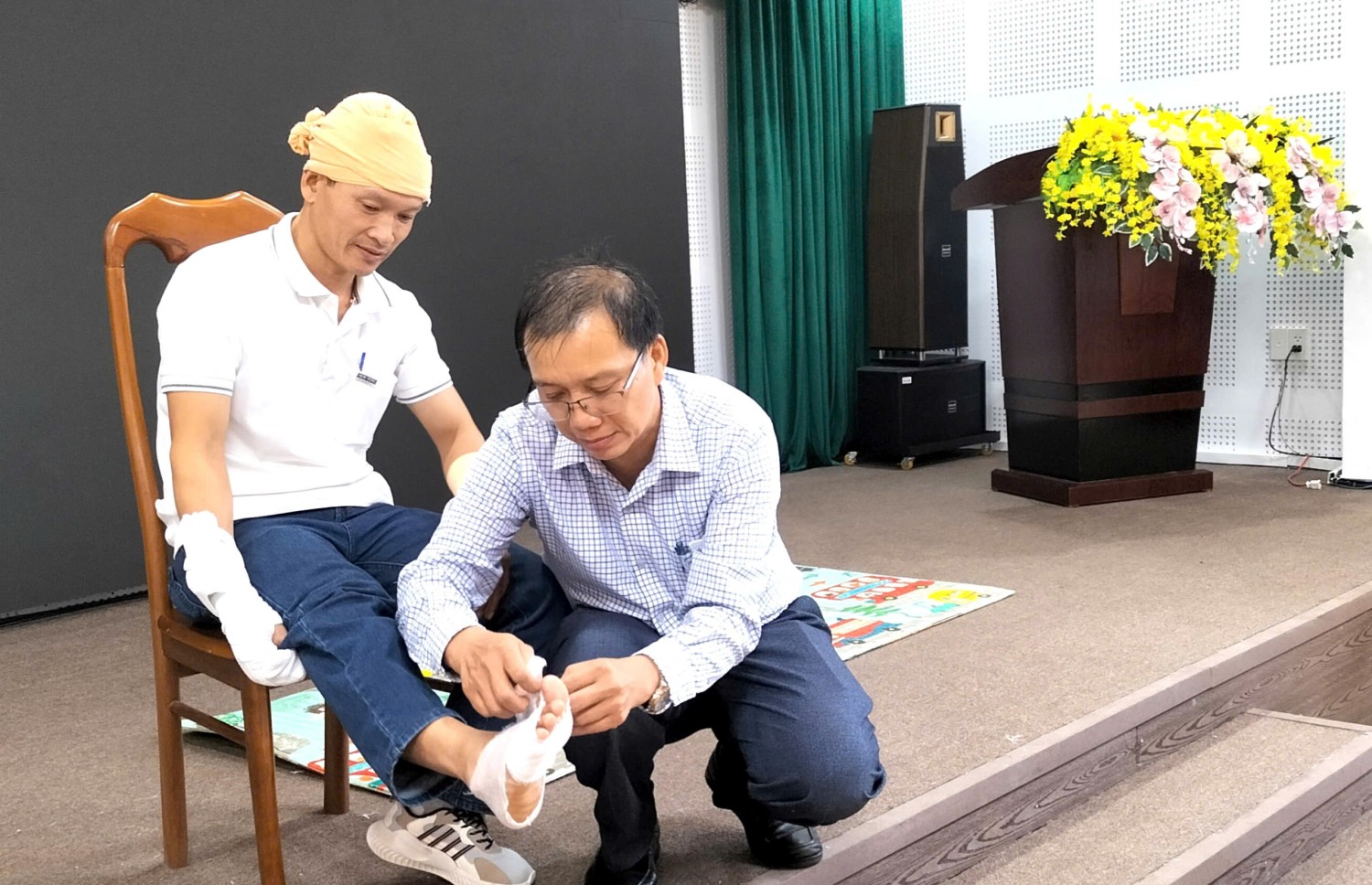 Bác sĩ của Trung tâm Kiểm soát bệnh tật tỉnh hướng dẫn thầy, cô giáo thực hành băng vết thương tại lớp tập huấn nâng cao năng lực về phòng, chống TNTT trẻ em. Ảnh: P.N