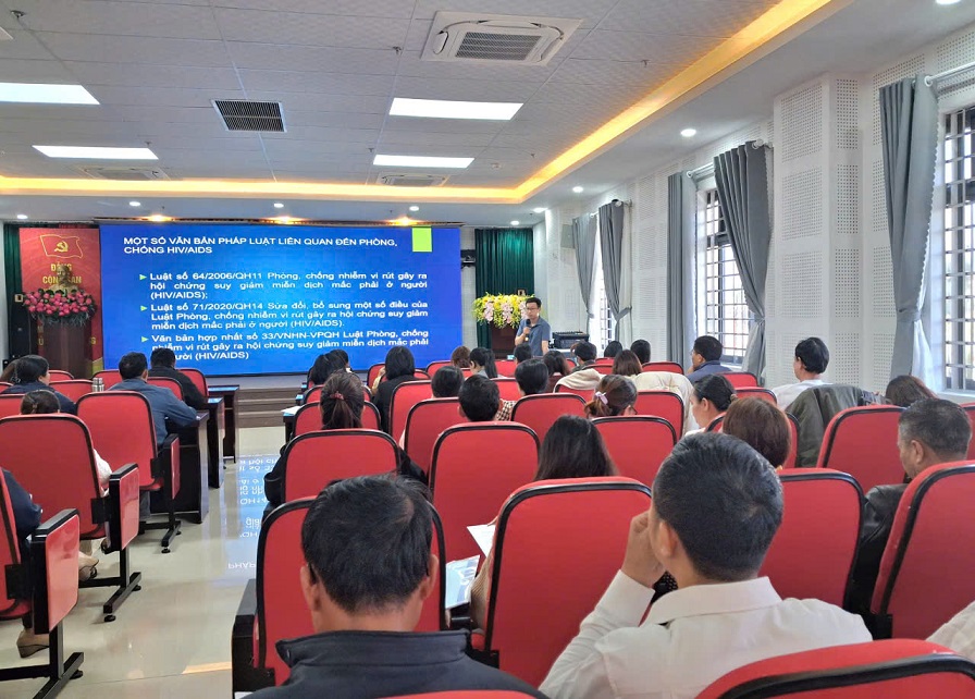 Quang cảnh lớp Tập huấn cho cán bộ chuyên trách phòng, chống HIV/AIDS.