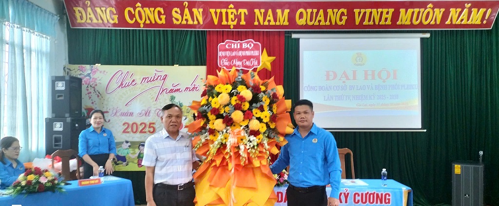 Ông Mai Minh Hiền - Bí thư chi bộ - Giám đốc Bệnh viện Lao và Bệnh phổi Pleiku tặng hoa chúc mừng Đại hội. Ảnh: PN