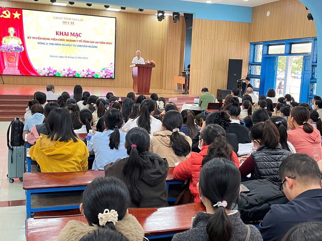 BS.CKII. Lê Quang Hùng - Giám đốc Sở Y tếGia Lai phát biểu khai mạc kỳ thi tuyển dụng viên chức ngành Y .