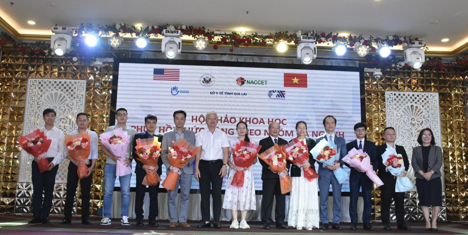 Ban tổ chức tặng hoa các đại biểu tham dự báo cáo chuyên đề khoa học tại hội thảo. (Ảnh Thu Hiền)