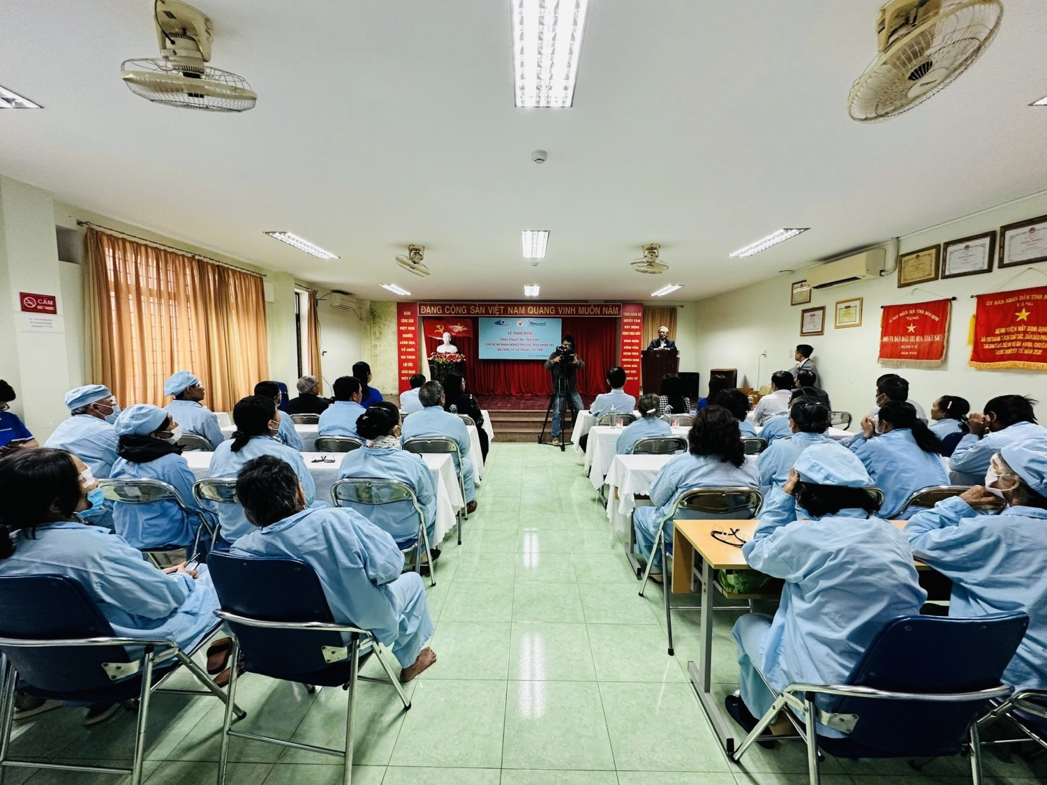 Toàn cảnh lễ tháo băng chương trình phẫu thuật mắt miễn phí. (Ảnh Thu Hiền)