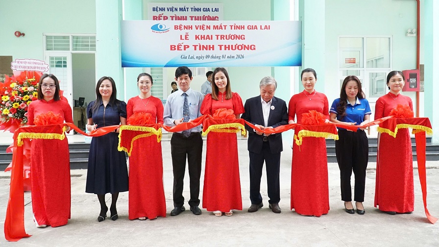 Ảnh: Đại diện lãnh đạo Sở Y tế, Bệnh viện Mắt và đơn vị liên quan cắt băng khai trương. (Ảnh Thu Hiền)