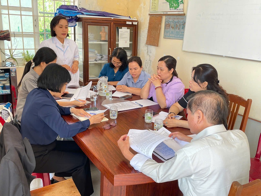 Đoàn kiểm tra giám sát Trung tâm Kiểm soát bệnh tật làm việc với Trạm Y tế.