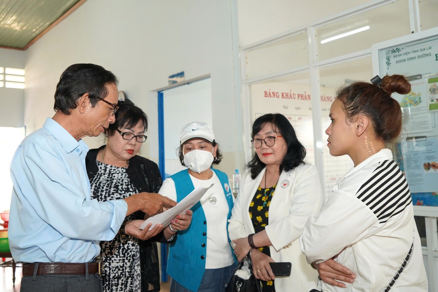 Hội Bảo trợ bệnh nhân nghèo tỉnh Gia Lai gặp và chia sẻ với mẹ Cháu Đặng Trần Di Nhiên.