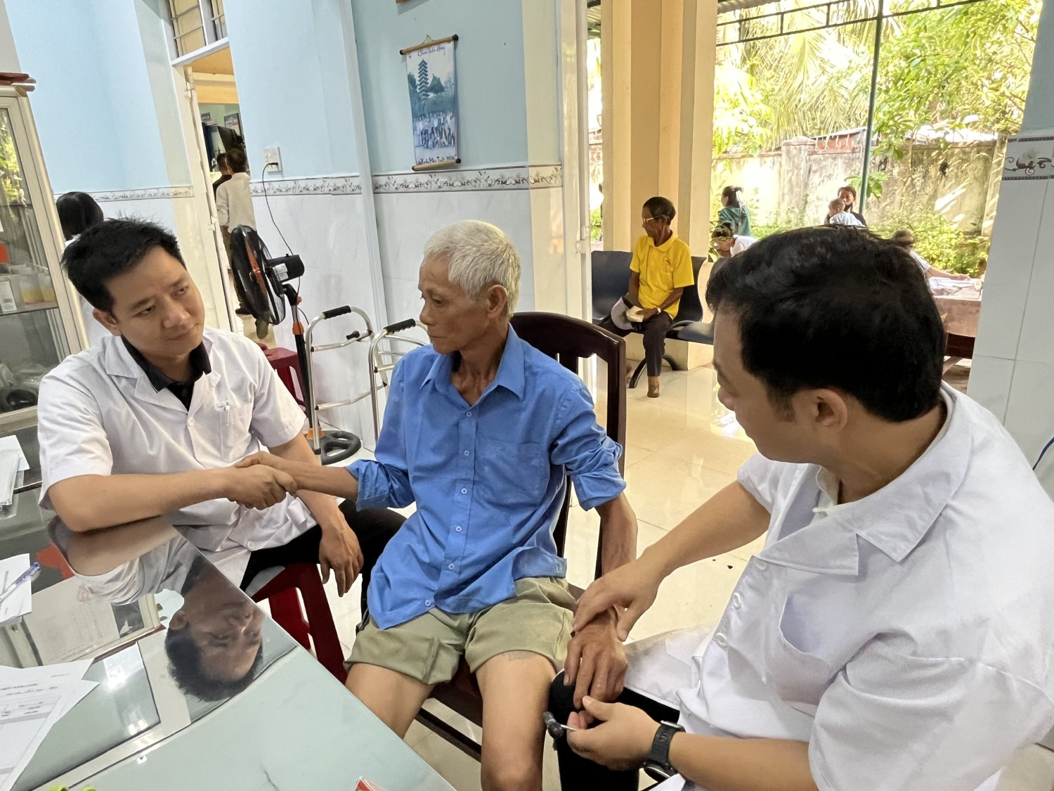 Đoàn khám lượng giá toàn diện và chỉ định các can thiệp về PHCN cho người khuyết tật tại trạm y tế xã Hoài Ân, tỉnh Gia Lai. (Ảnh Thu Hiền)