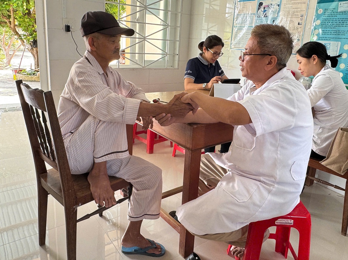 Chuyên gia đánh giá khả năng vận động và định hướng can thiệp phục hồi chức năng cho người khuyết tật