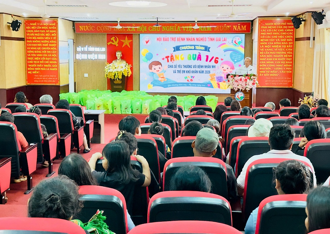 Hội Bảo trợ Bệnh nhân nghèo tỉnh Gia Lai phối hợp cùng Công ty TNHH Xổ số Kiến thiết tỉnh trao tặng 200 suất quà cho bệnh nhi đang điều trị tại Bệnh viện Nhi.