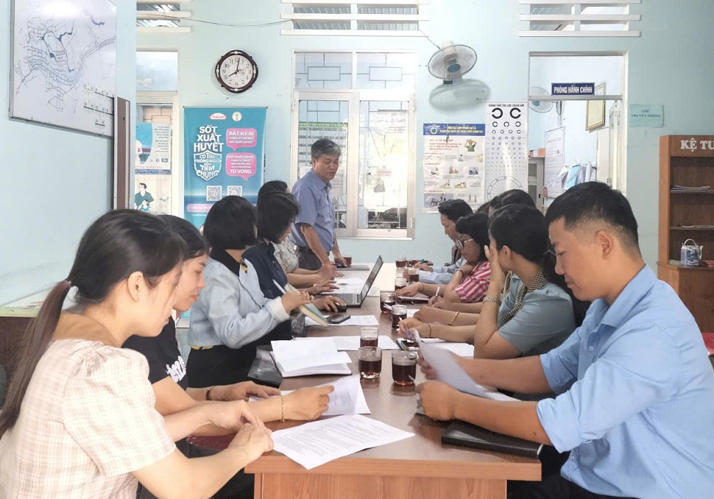 Đoàn công tác làm việc tại trạm Y tế xã Ia Grai