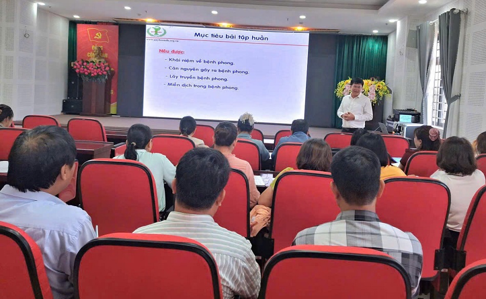 BS. CKII. Nguyễn Khánh Hòa - Giám đốc Trung tâm đào tạo chỉ đạo tuyến Bệnh viện Phong - Da liễu Trung ương Quy Hòa giảng bài tại lớp tập huấn.