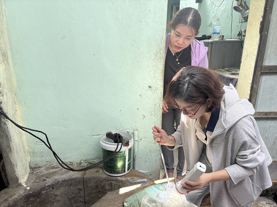 Đoàn Công tác Viện Vệ sinh Dịch tễ Tây Nguyên khảo sát thực địa tại một hộ gia đình ở khu phố 23, phường Quy Nhơn, tỉnh Gia Lai (Ảnh: Thu Phương)
