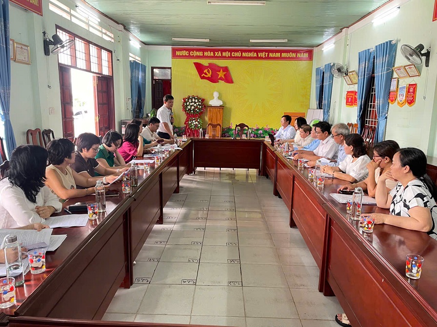 Đoàn làm việc tại UBND xã Vĩnh Quang (Ảnh Nhất Tâm)