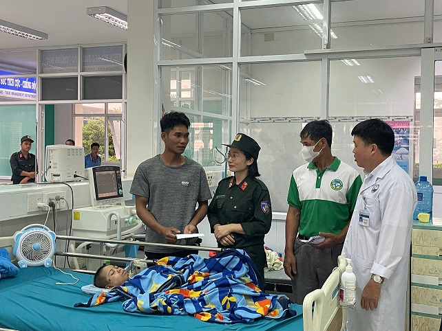 Lãnh đạo Bệnh viện Nhi tỉnh Gia Lai và BTC trao quà cho bệnh nhi.