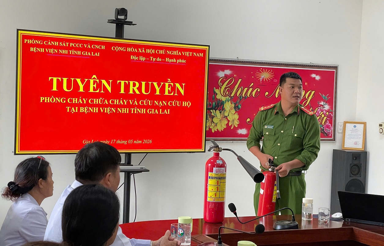 Đại diện Phòng cảnh sát phòng cháy chữa cháy và Cứu nạn cứu hộ, Công an tỉnh Gia Lai truyền đạt các nội dung về PCCC và CNCH.